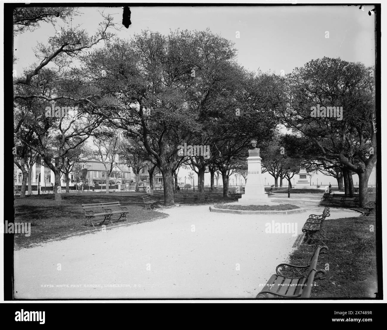White point Garden, Charleston, S.C., statue Simms au centre., Detroit Publishing Co. No. 05792., Gift ; State Historical Society of Colorado ; 1949., informations non vérifiées dans ce dossier. 752 Field, Gardens. , Sculpture. , États-Unis, Caroline du Sud, Charleston. Banque D'Images