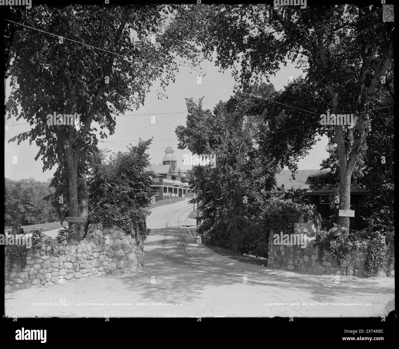 Entrée de voiture électrique, Riverton Park, Portland, Me., négatif fissuré du haut à gauche au bas au centre., '2358' sur négatif., Detroit Publishing Co. 017727., Gift ; State Historical Society of Colorado ; 1949, Parks. , Rues. , États-Unis, Maine, Portland. Banque D'Images