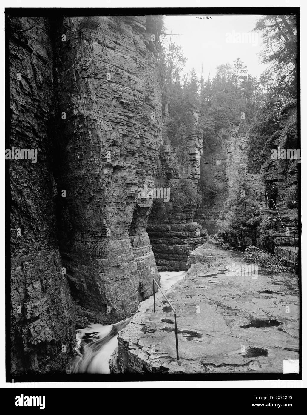Column Rocks from Below, Ausable Chasm, N.Y., Title from jacket., '2459 B' on Negative., Detroit Publishing Co. No. 033620., Gift ; State Historical Society of Colorado ; 1949, Rock formations. , Rivers. , Canyons. , États-Unis, New York (État), Ausable River. Banque D'Images