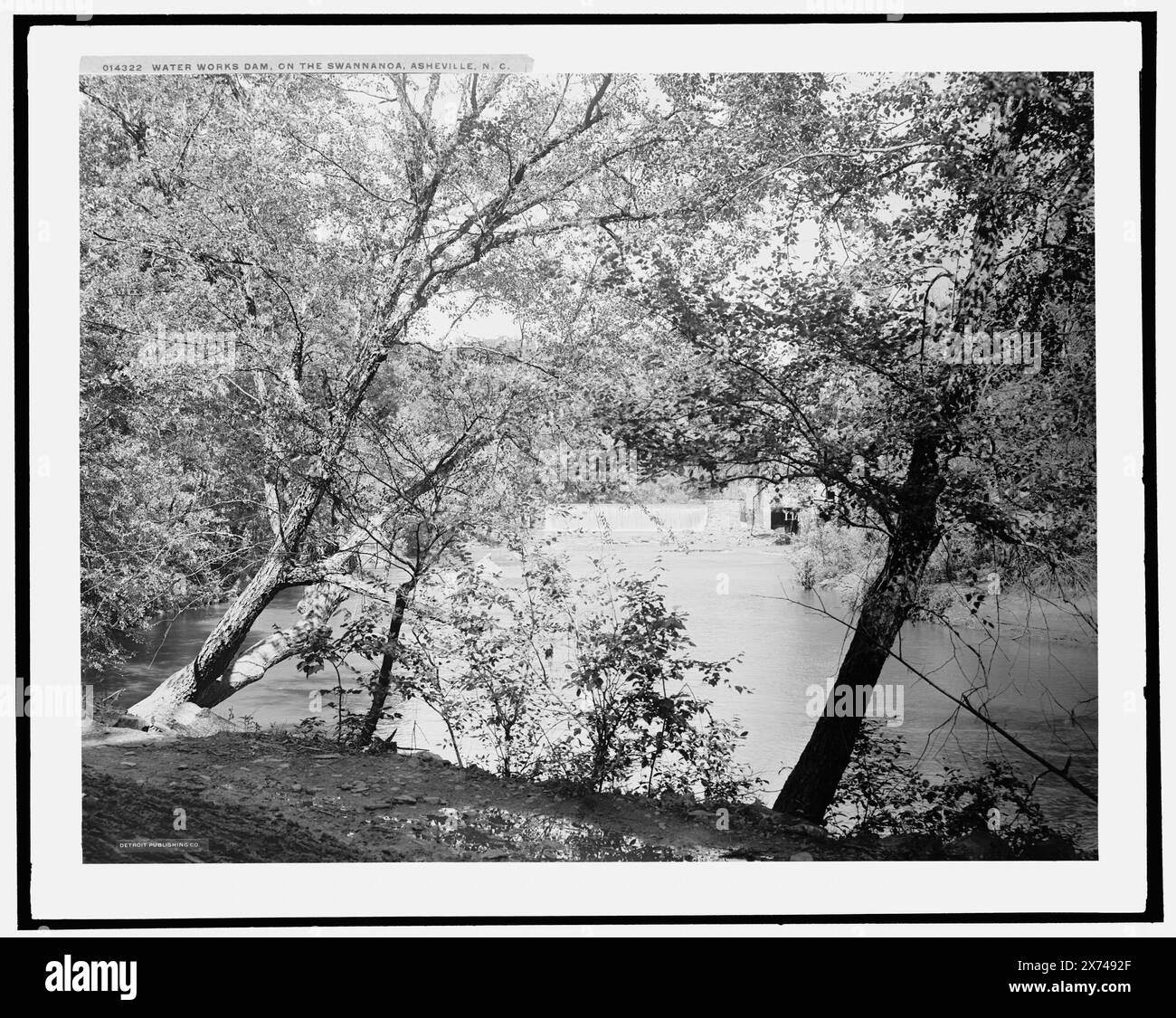 Barrage Water Works sur le Swannanoa, Asheville, N.C., 'WHJ 696' sur négatif., Detroit Publishing Co. no. 014322., Gift ; State Historical Society of Colorado ; 1949, Rivers. , Barrages. , États-Unis, Caroline du Nord, Asheville. , États-Unis, Caroline du Nord, Swannanoa River. Banque D'Images