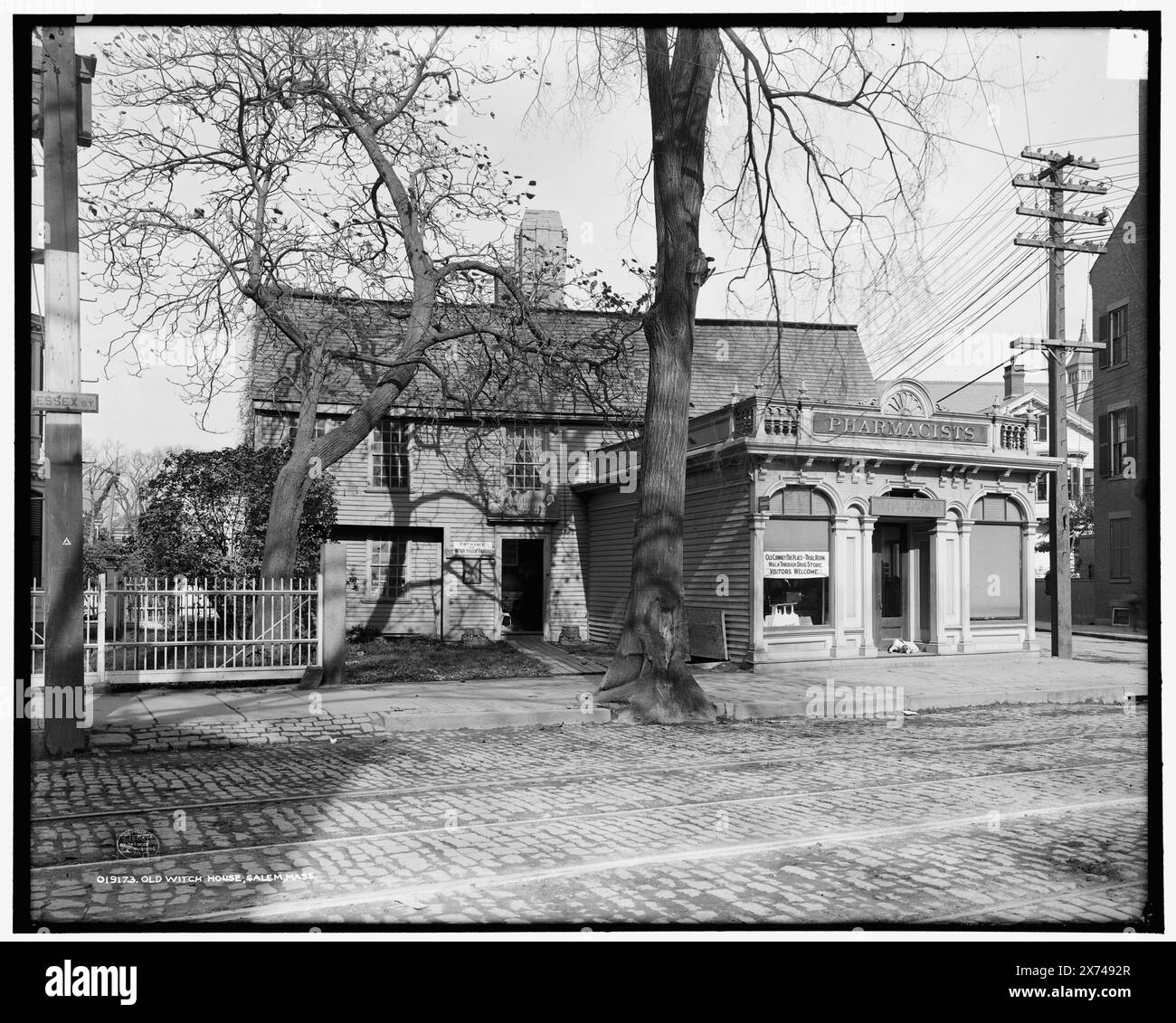 Old Witch House, Salem, Mass., '3143' sur négatif., Detroit Publishing Co. No. 019173., Gift ; State Historical Society of Colorado ; 1949, Dwellings. , Magasins d'antiquités. , Drugstores. , États-Unis, Massachusetts, Salem. Banque D'Images