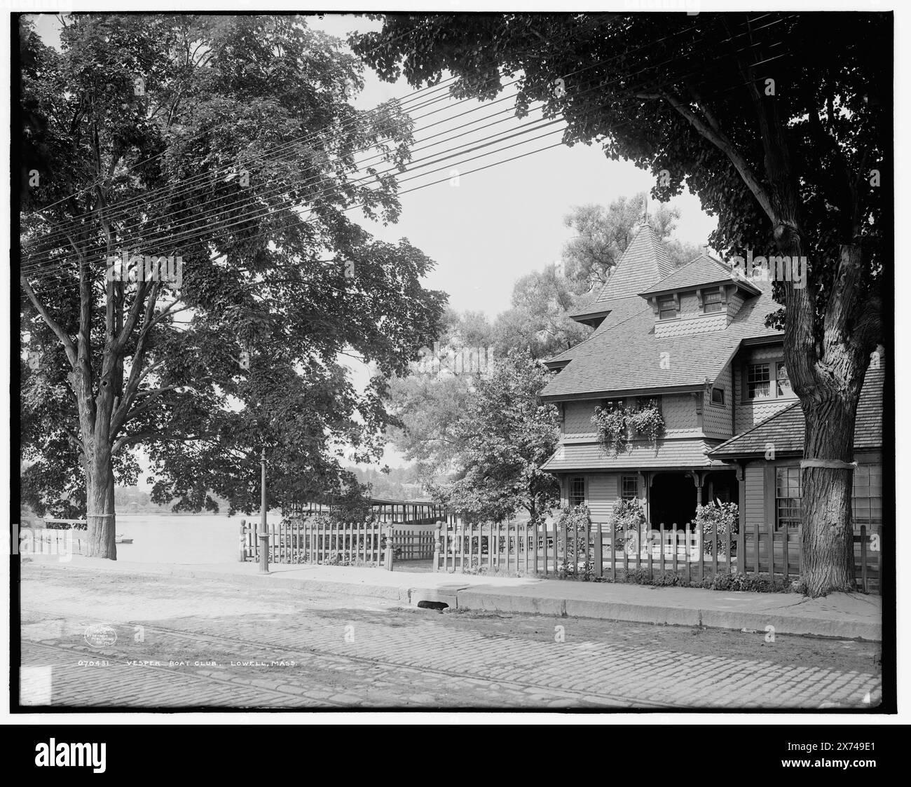 Vesper Boat Club, Lowell, Mass., '4242' sur négatif., Detroit Publishing Co. No. 070431., Gift ; State Historical Society of Colorado ; 1949, Boat clubs. , Clubhouses. , États-Unis, Massachusetts, Lowell. Banque D'Images