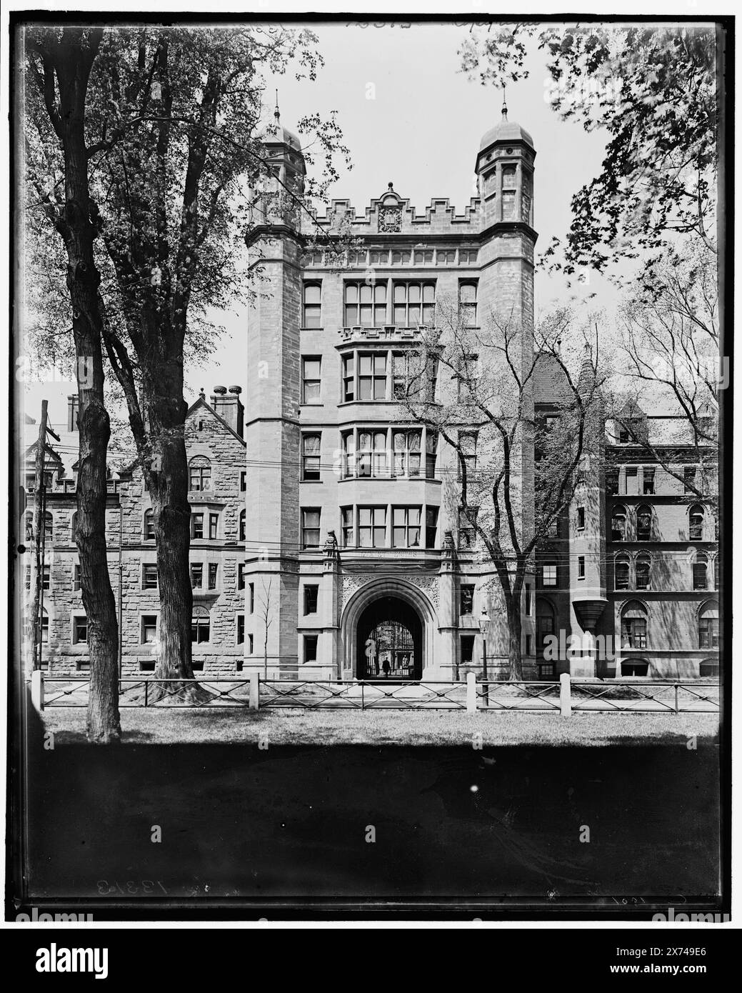 Yale College, Phelps Hall et Gateway, titre de jaquette., également disponible en tirage photographique dans LE LOT 9071 avec copie négative LC-USZ62-66770 (copie film noir et blanc nég.)., transparent en verre correspondant (même code de série) disponible sur le cadre du vidéodisque 1A-31045. '03313, copyright 1901' sur Transparency., Detroit Publishing Co. No. 090102., Gift ; State Historical Society of Colorado ; 1949, Educational Facilities. , États-Unis, Connecticut, New Haven. Banque D'Images