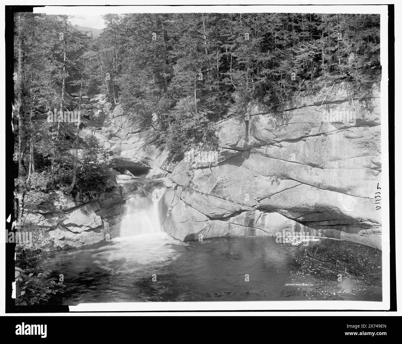 The Pool, Franconia Notch, White Mountains, négatif brisé au centre et collé sur la deuxième feuille de verre., date basée sur Detroit, catalogue J (1901)., Detroit Publishing Co. No. 011772., Gift ; State Historical Society of Colorado ; 1949, Lakes & Ponds. , Chutes d'eau. , États-Unis, New Hampshire, White Mountains. , États-Unis, New Hampshire, Franconia Notch. Banque D'Images