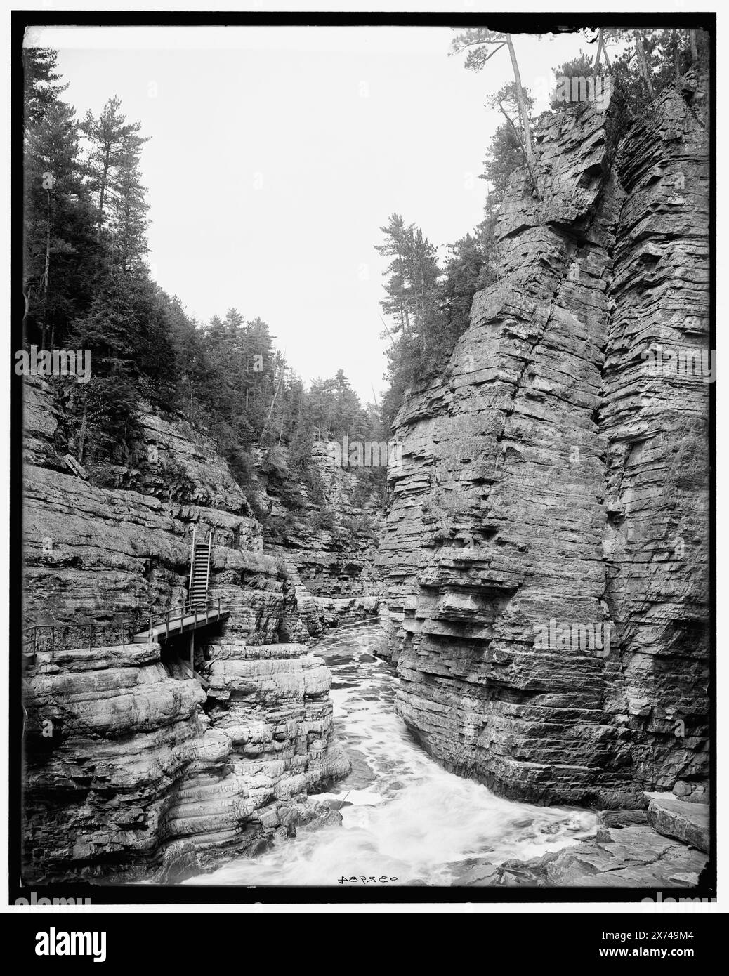 Hell Gate et Jacob's Ladder, Ausable Chasm, '318' sur négatif., Detroit Publishing Co. No. 032984., Gift ; State Historical Society of Colorado ; 1949, Canyons. , Rivers. , Formations rocheuses. , États-Unis, New York (État), Ausable River. Banque D'Images