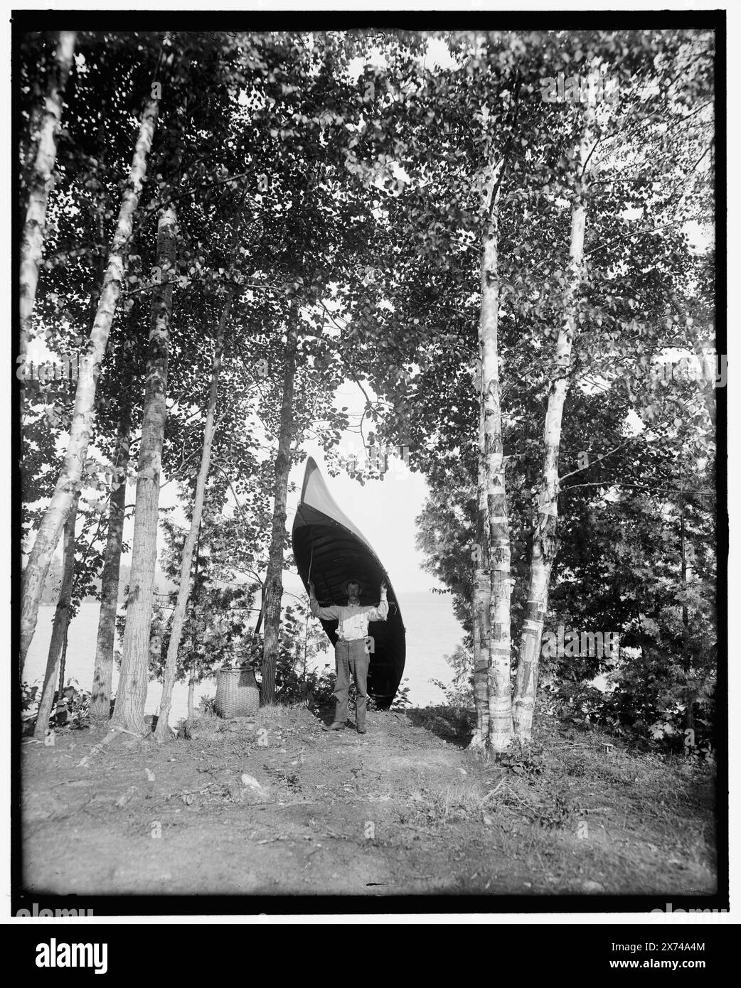 Adirondacks, N.Y., raquette Lake, an Adirondack Carry, titre de veste., 'g 5524' sur négatif., Detroit Publishing Co. no. 036933., Gift ; State Historical Society of Colorado ; 1949, Canoes. , Lacs et étangs. , Portages. , Montagnes. , États-Unis, New York (État), Adirondack Mountains. , États-Unis, New York (État), raquette Lake (Lac) Banque D'Images