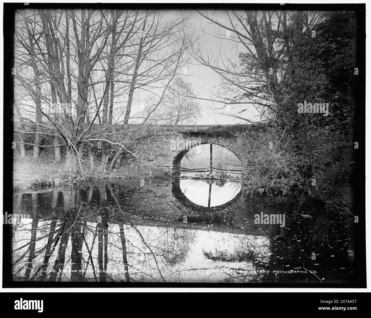 Farnum Bridge, Richfield Springs, New York, Detroit Publishing Co. 011512., Gift ; State Historical Society of Colorado ; 1949, Bridges. , Rivers. , États-Unis, New York (State), Richfield Springs. Banque D'Images