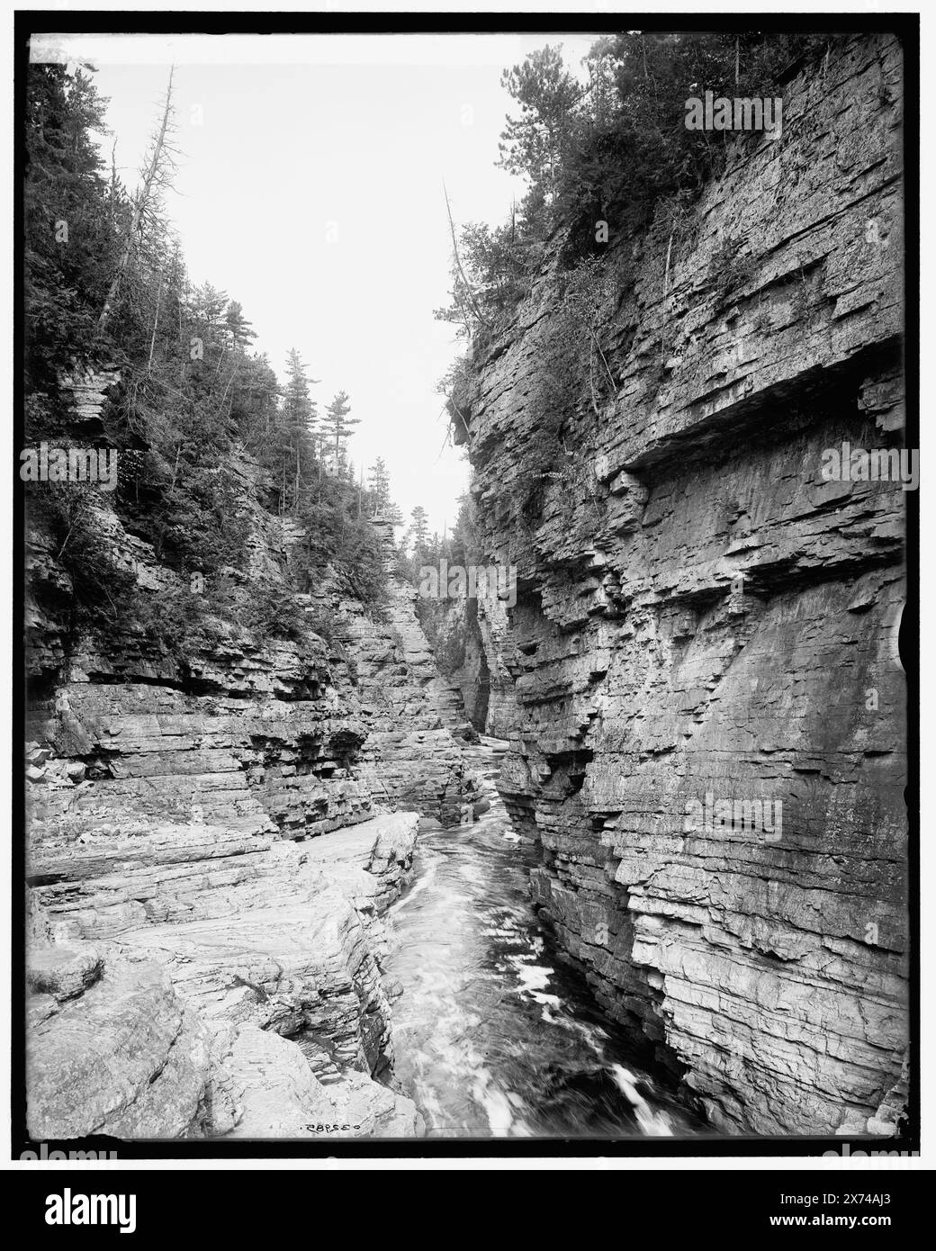 Long Gallery, Ausable Chasm, '319' sur négatif., Detroit Publishing Co. No. 032985., Gift ; State Historical Society of Colorado ; 1949, Canyons. , Rivers. , États-Unis, New York (État), Ausable River. Banque D'Images