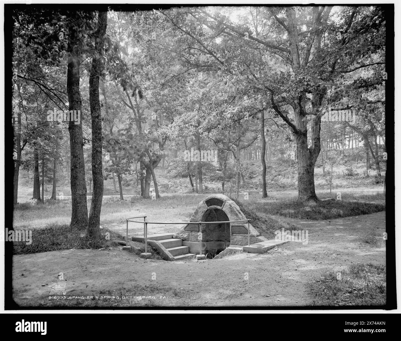 Spangler's Spring, Gettysburg, Pa., sur la plaque : ce printemps a fourni de l'eau aux soldats de l'Union et confédérés pendant la bataille., '907-G' et '119' sur le négatif., Detroit Publishing Co. No. 016595., Gift ; State Historical Society of Colorado ; 1949, Springs. , Gettysburg, bataille de, Gettysburg, Pa., 1863. , champs de bataille. , États-Unis, Pennsylvanie, Gettysburg. Banque D'Images