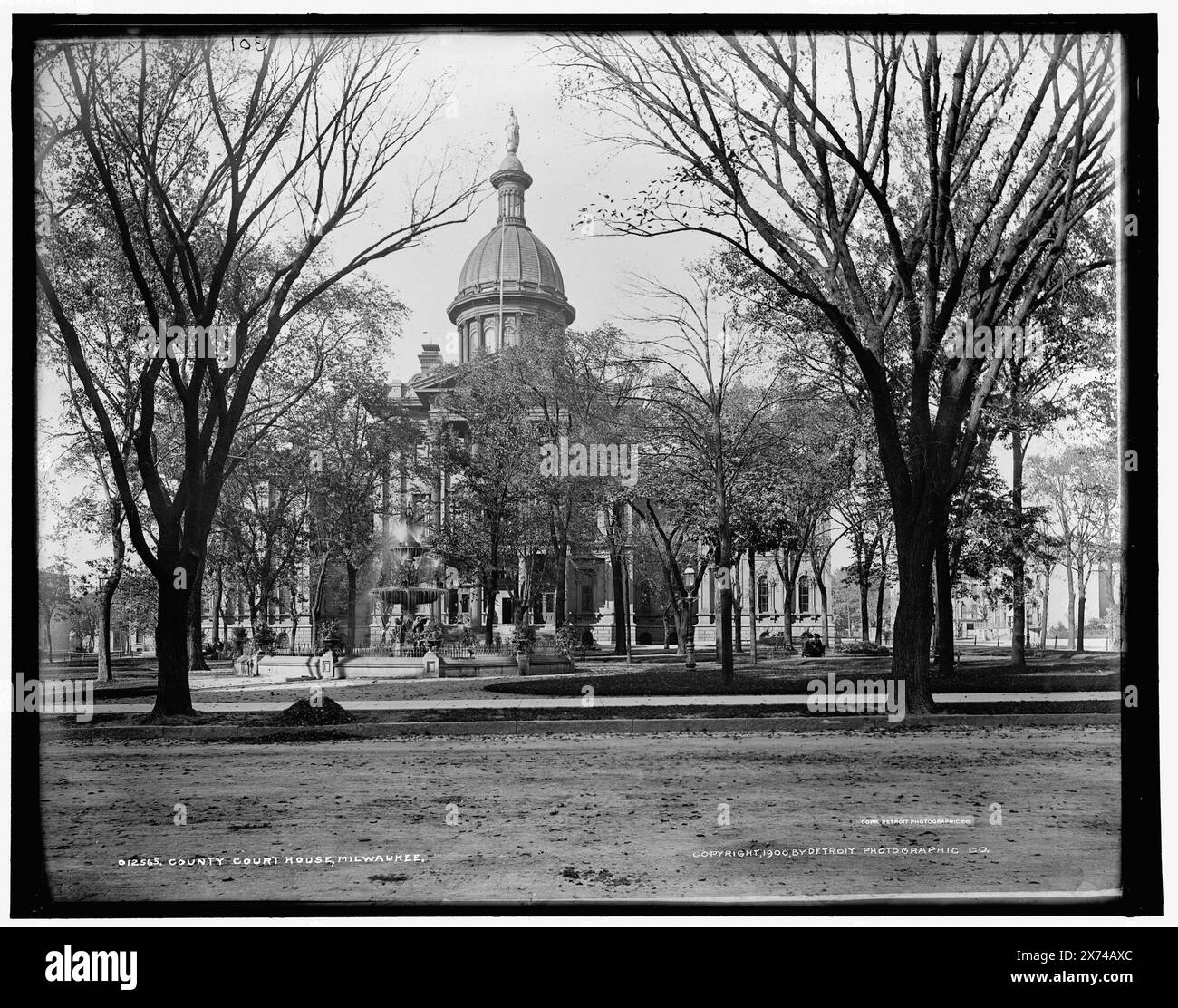 Palais de justice du comté, Milwaukee, photo protégée par copyright de la photo initialement protégée par copyright 1900., '301' sur négatif., transparent en verre correspondant (même code de série) disponible sur le cadre du vidéodisque 1A-29426., Detroit Publishing Co. No. 012565., Gift ; State Historical Society of Colorado ; 1949, Courthouses. , États-Unis, Wisconsin, Milwaukee. Banque D'Images