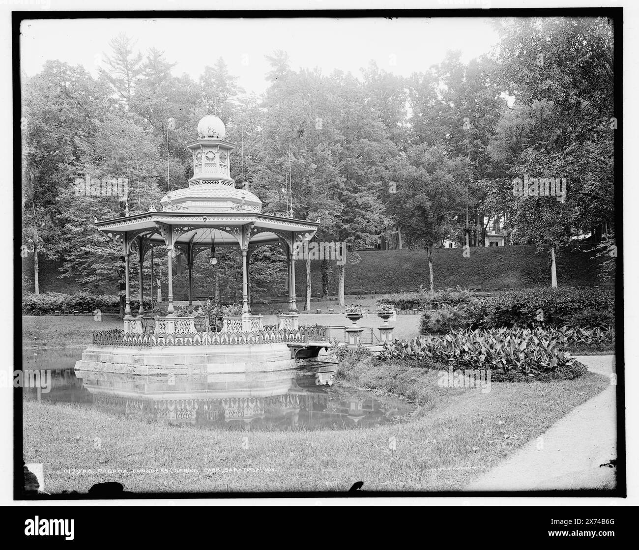 Pagoda, Congress Spring Park, Saratoga, N.Y., transparent en verre correspondant (avec le même code de série) disponible sur vidéodisque cadre 1A-30206., '2088' sur négatif., Detroit Publishing Co. No. 017908., Gift ; State Historical Society of Colorado ; 1949, gazebos. , Parcs. , États-Unis, New York (State), Saratoga Springs. Banque D'Images