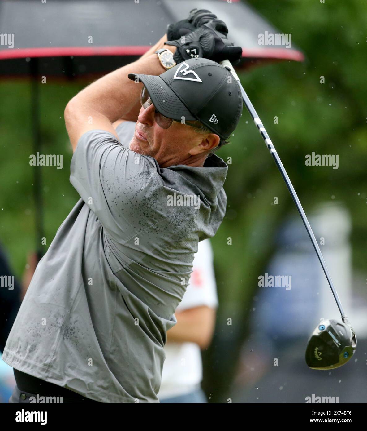 Louisville, États-Unis. 17 mai 2024. Phil Mickelson s’est lancé sur le quinzième trou lors de la deuxième ronde du championnat de la PGA 2024 au parcours de golf Valhalla le vendredi 17 mai 2024 à Louisville, Kentucky. Photo de John Sommers II/UPI crédit : UPI/Alamy Live News Banque D'Images