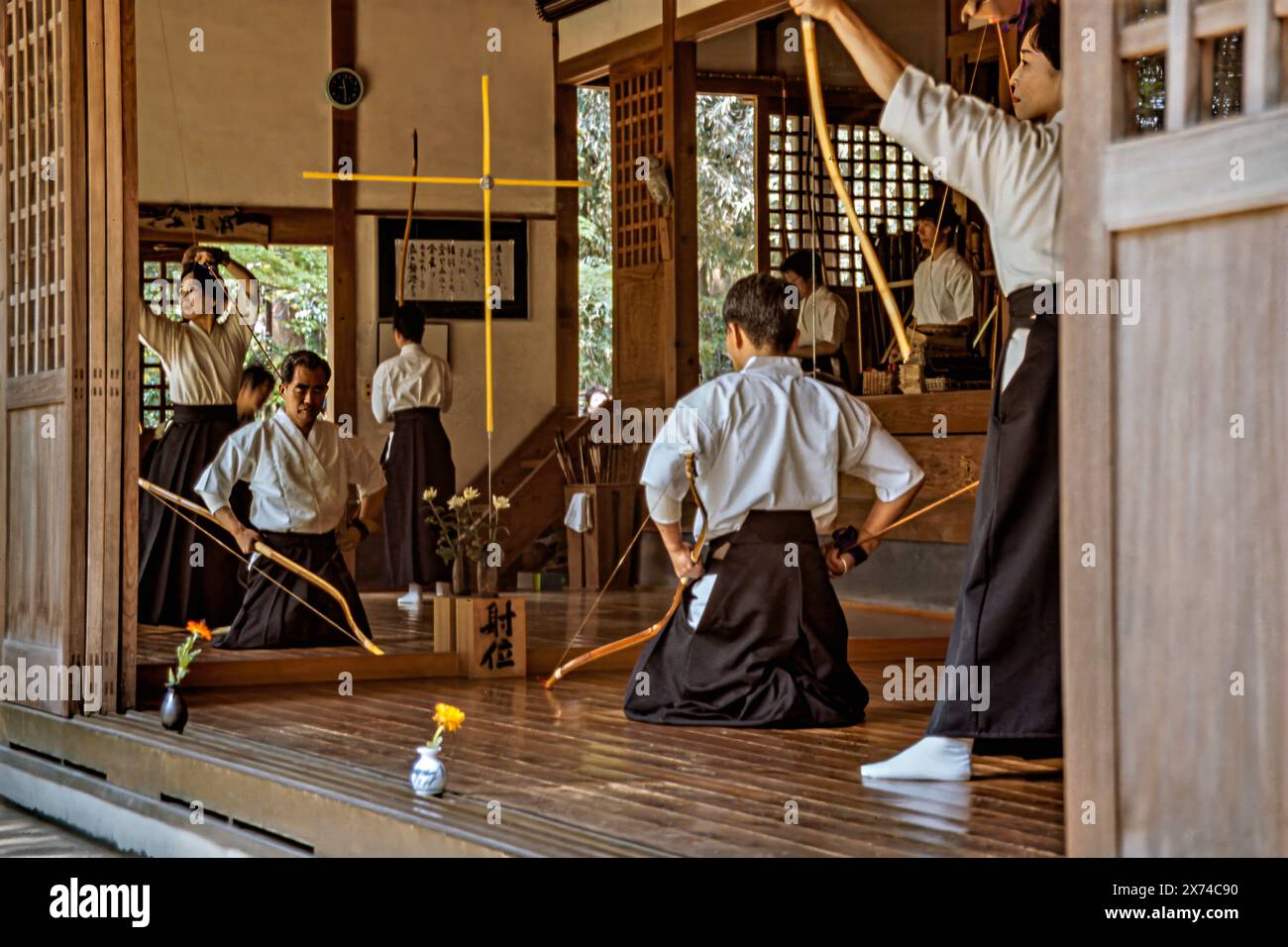 Japonais pratiquant le Kyūdō, l'art martial japonais du tir à l'arc dans un sanctuaire à Tokyo, au Japon Banque D'Images