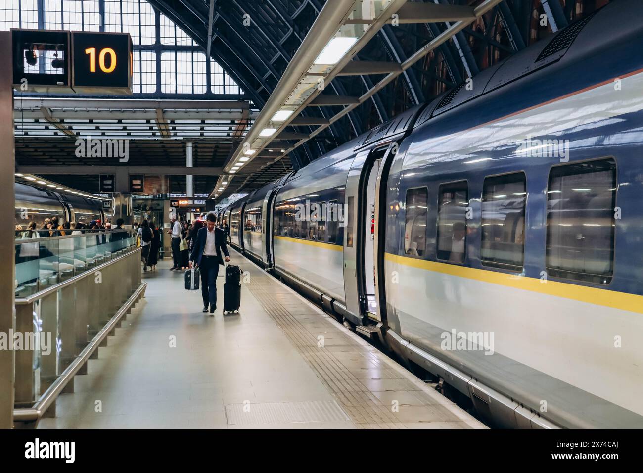 Londres, Royaume-Uni - 25 septembre 2023 : un train Eurostar se tient sur un quai à Londres, prêt à partir pour Paris. Banque D'Images