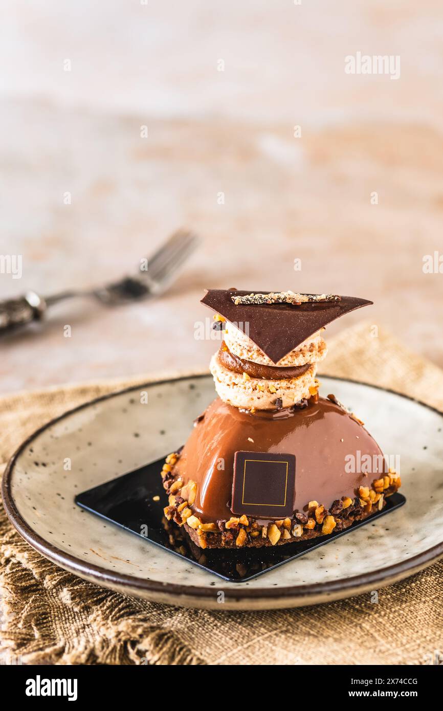 Tartelette au chocolat glacé avec garniture de macaron et chocolat, verticale avec espace de copie Banque D'Images