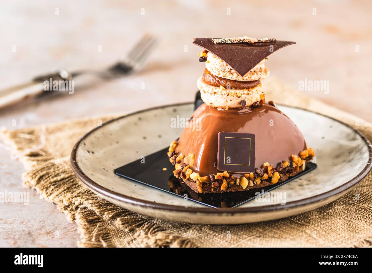 Tartelette au chocolat glacé avec garniture de macaron et chocolat. Banque D'Images