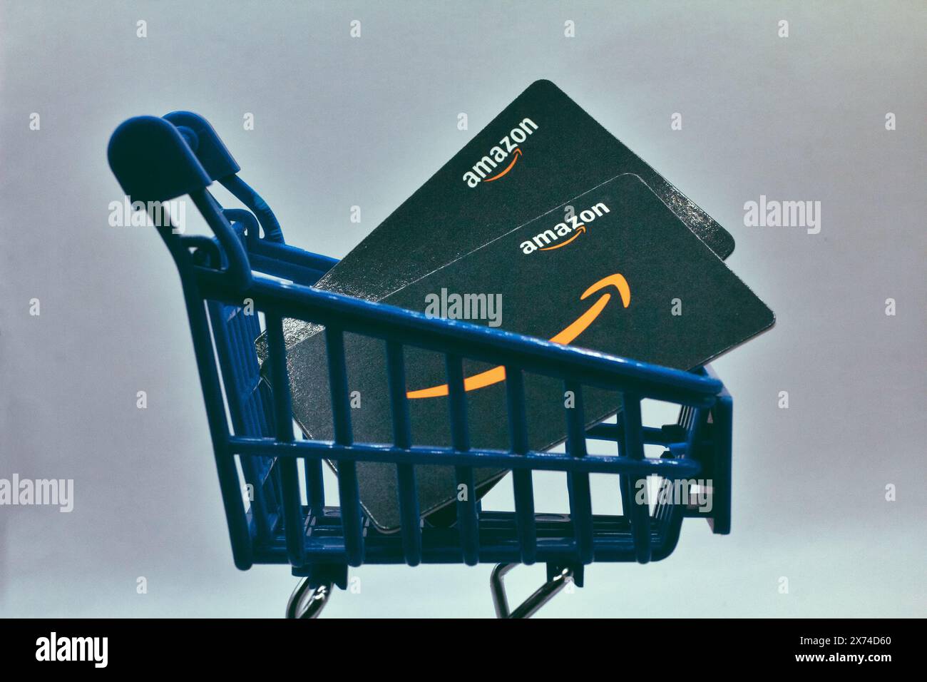 17 mai 2024, Florence, Italie , panier avec cartes cadeaux Amazon permet au destinataire d'acheter des articles sur le site Amazon.com. Banque D'Images