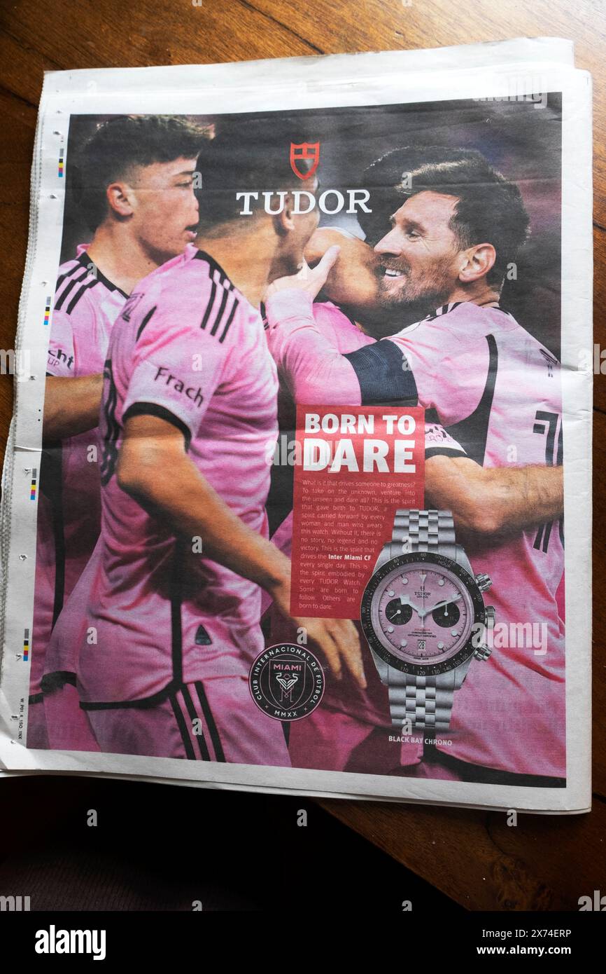 Maillots roses de l'équipe de football de Miami Capitaine Lionel Messi et joueurs Tudor Watch montre bracelet journal publicité page 'Born to Dare' Londres Grande-Bretagne Royaume-Uni Banque D'Images
