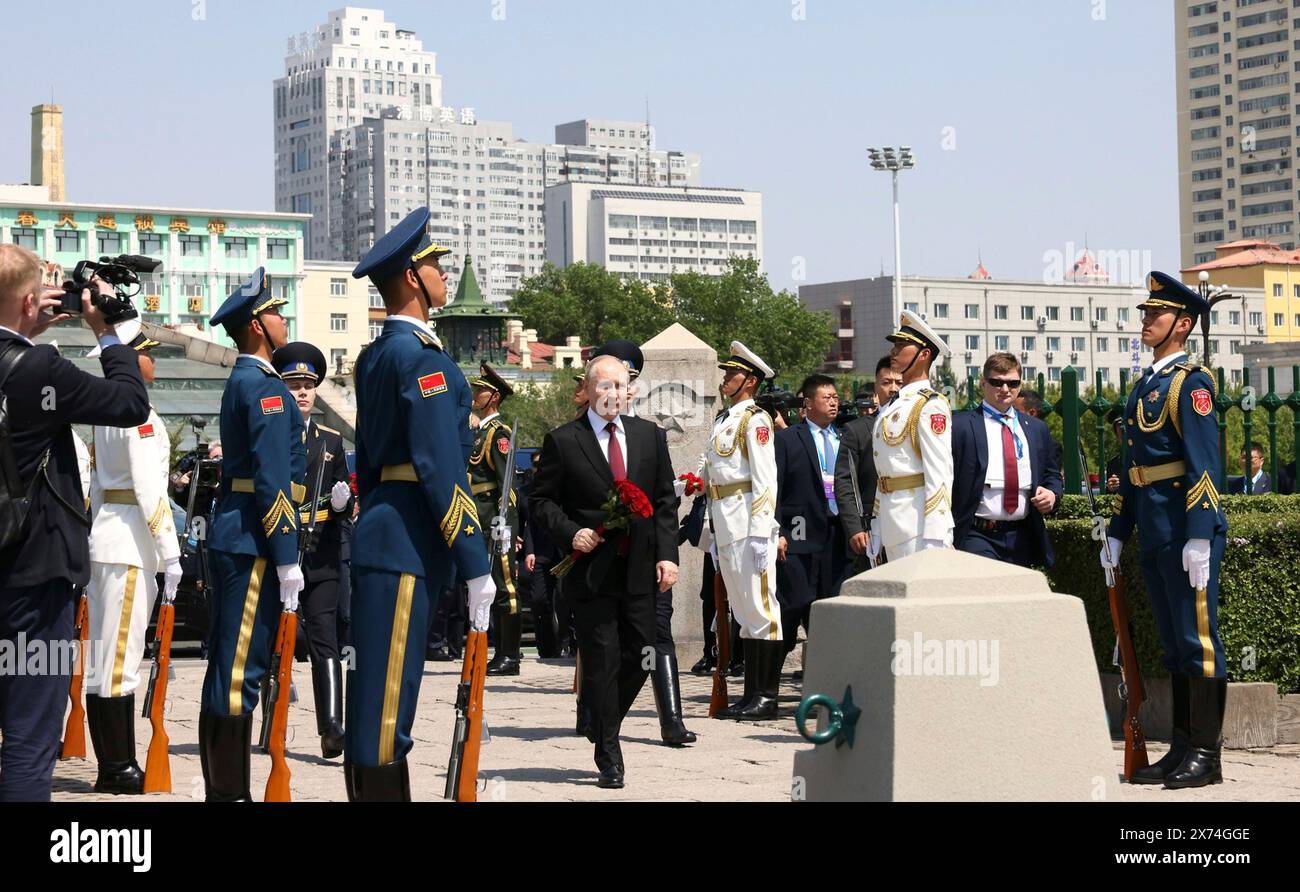 Harbin, Chine. 17 mai 2024. Le président russe Vladimir Poutine rend hommage en plaçant des fleurs au Monument aux soldats de l'Armée rouge soviétique qui ont péri en libérant le Nord-est de la Chine pendant la seconde Guerre mondiale, le 17 mai 2024, à Harbin, en Chine. Crédit : Planetpix/Alamy Live News Banque D'Images