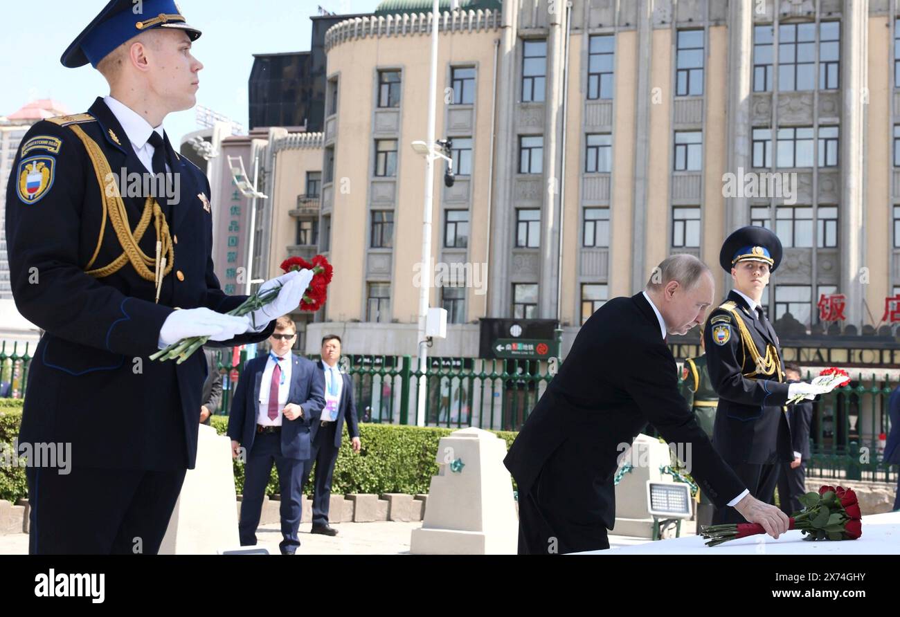 Harbin, Chine. 17 mai 2024. Le président russe Vladimir Poutine rend hommage en plaçant des fleurs au Monument aux soldats de l'Armée rouge soviétique qui ont péri en libérant le Nord-est de la Chine pendant la seconde Guerre mondiale, le 17 mai 2024, à Harbin, en Chine. Crédit : Planetpix/Alamy Live News Banque D'Images