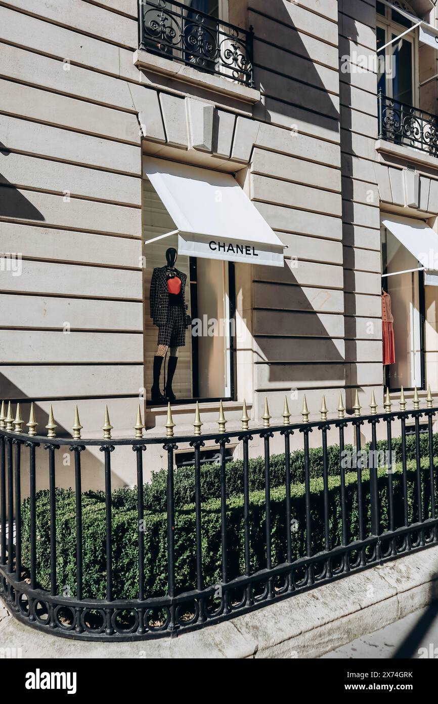 Paris, France - 24 septembre 2023 : boutique Chanel Avenue Montaigne Banque D'Images