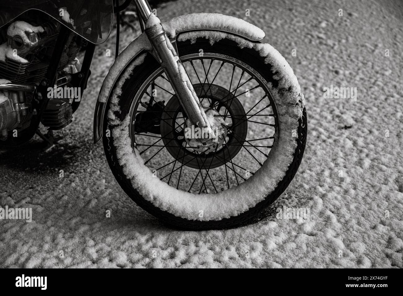 Roue avant d'une vieille moto en hiver Banque D'Images