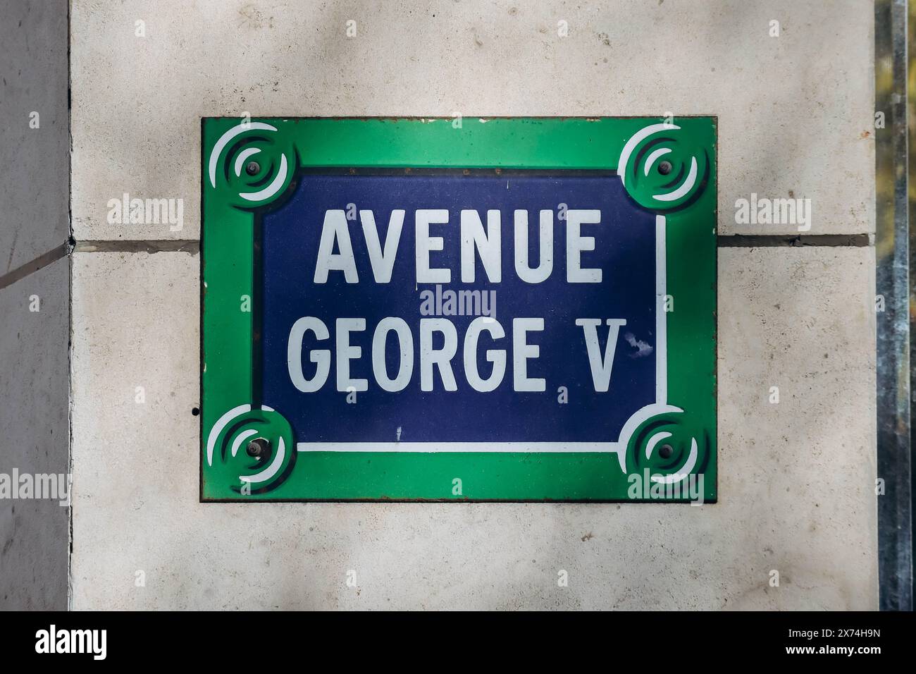 Panneau indiquant Avenue Georges V à Paris Banque D'Images