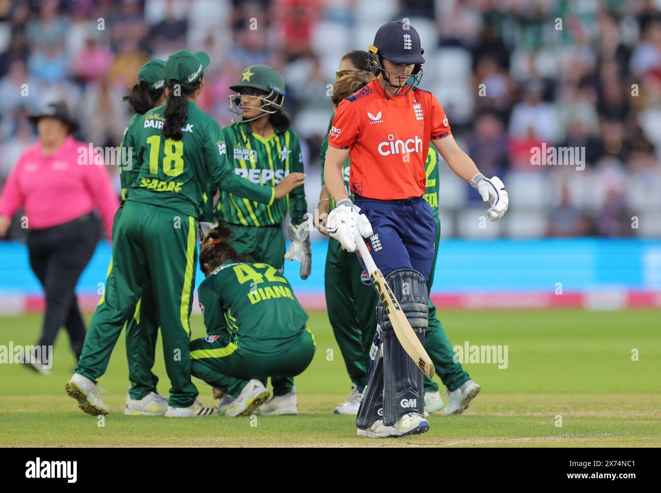 Northampton, Royaume-Uni. 17 mai 2024. The County Ground, Northampton, Angleterre, 17 mai 2024 : Amy Jones (gardienne de porte-billets de l'Angleterre 40) a joué 15 tours par Nida Dar (8 capitaine du Pakistan) lors du 2ème match Vitality IT20 entre l'Angleterre et le Pakistan au County Ground, Northampton (Promediapix/SPP) crédit : SPP Sport Press photo. /Alamy Live News Banque D'Images