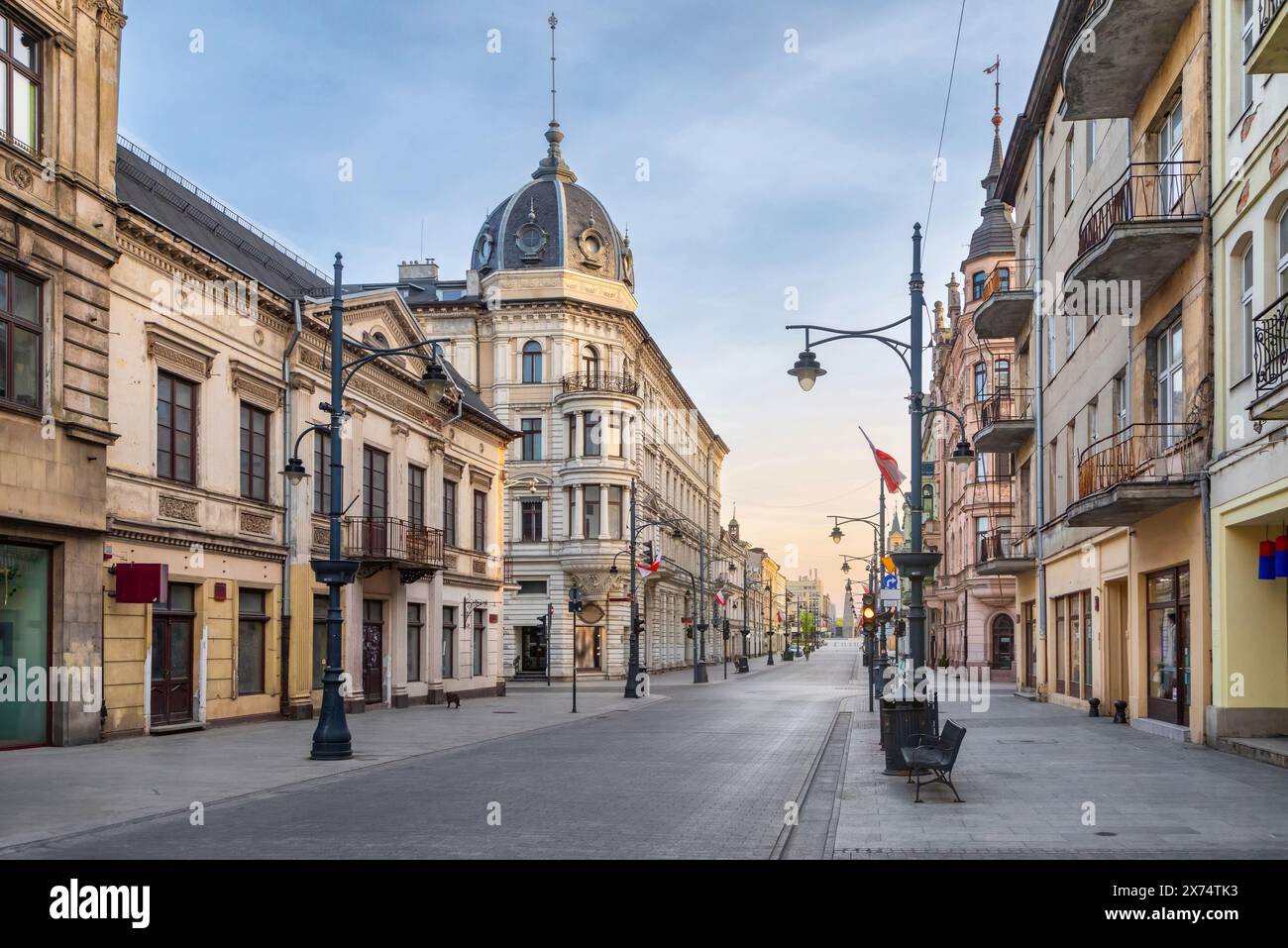 Lodz, Pologne. Célèbre rue piétonne Piotrkowska avec de beaux bâtiments anciens Banque D'Images