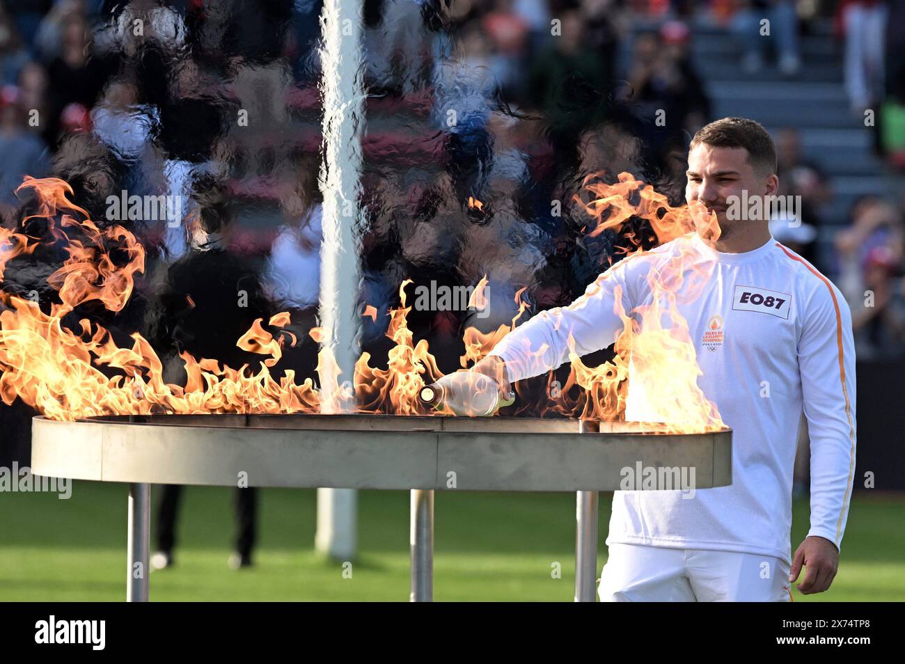 © REMY Gabalda/MAXPPP - 17/05/2024 Capitaine du XV de France et très attendu aux JO avec le rugby à 7, Antoine Dupont a été le dernier relayeur de la flamme ce vendredi à Toulouse, c'est lui qui a embrasé le chaudron des JO de Paris 2024. Haute-garonne, France, 17 mai 2024 Relais de la flamme olympique. *** Légende locale *** crédit : MAXPPP/Alamy Live News Banque D'Images