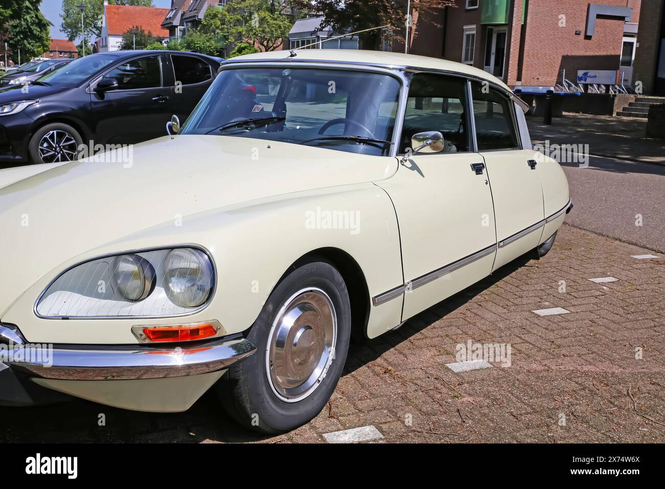 Stevensweert, pays-Bas - 9 mai. 2024 : voiture Citroën DS (la Deesse) française blanche classique avec deux phares, deuxième génération des années 70 Banque D'Images