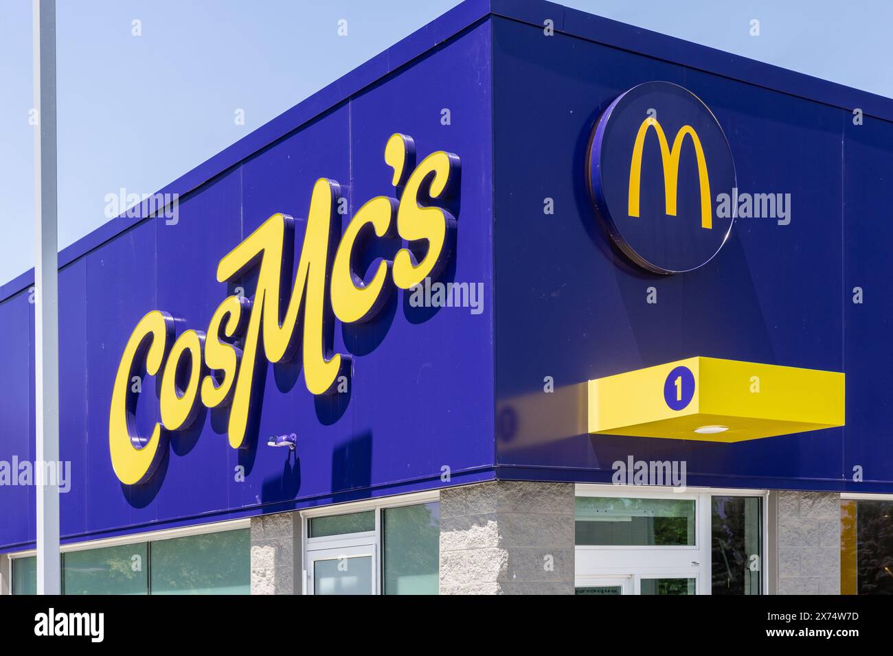 CosMc's est un nouveau restaurant de petit format, appartenant à McDonald's, qui est un concept de drive-in uniquement et actuellement le seul magasin de l'Illinois. Banque D'Images