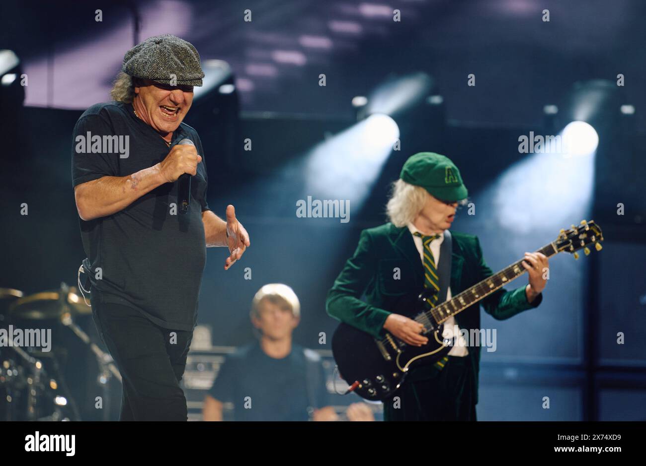 Gelsenkirchen, Allemagne. 17 mai 2024. Tour Power Up AC/DC - début de la tournée allemande, Veltins Arena. Le chanteur Brian Johnson et le guitariste Angus Young jouent sur scène. Crédit : Bernd Thissen/dpa/Alamy Live News Banque D'Images