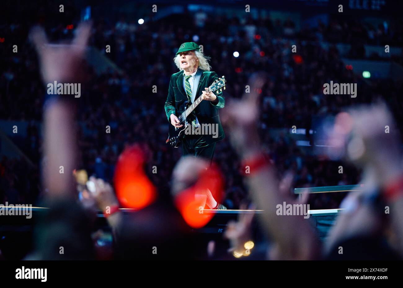 Gelsenkirchen, Allemagne. 17 mai 2024. Tour Power Up AC/DC - début de la tournée allemande, Veltins Arena. Le guitariste Angus Young joue sur la passerelle devant la scène. Crédit : Bernd Thissen/dpa/Alamy Live News Banque D'Images