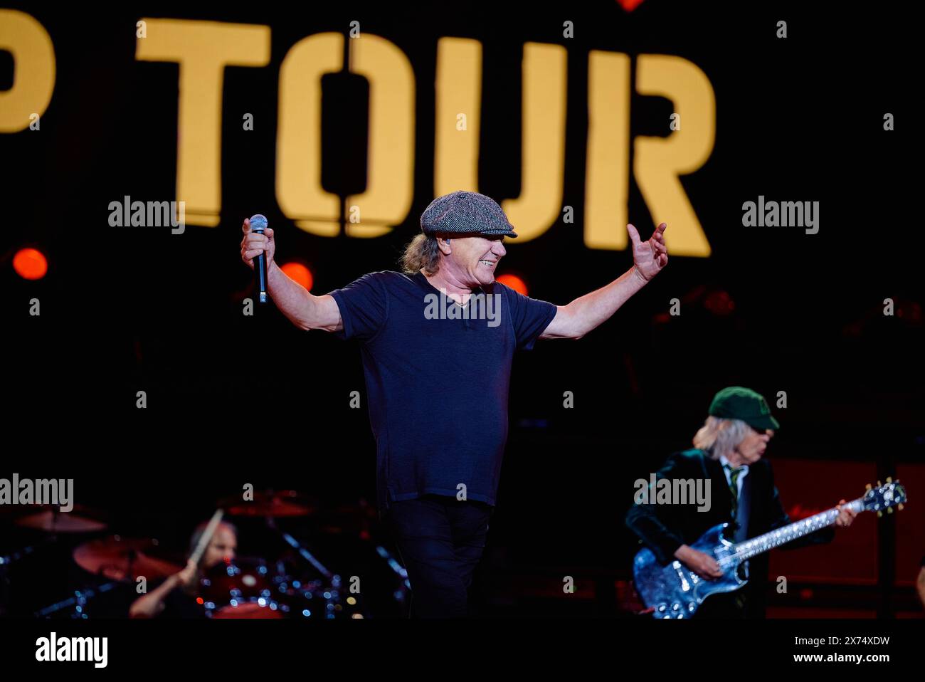 Gelsenkirchen, Allemagne. 17 mai 2024. Tour Power Up AC/DC - début de la tournée allemande, Veltins Arena. Le chanteur Brian Johnson et le guitariste Angus Young jouent sur scène. Crédit : Bernd Thissen/dpa/Alamy Live News Banque D'Images