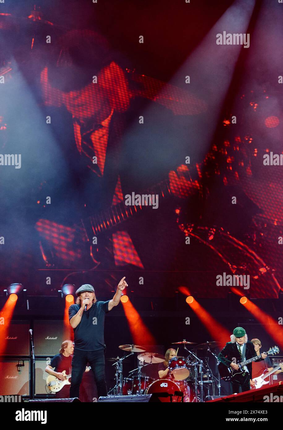 Gelsenkirchen, Allemagne. 17 mai 2024. Tour Power Up AC/DC - début de la tournée allemande, Veltins Arena. Le chanteur Brian Johnson et le guitariste Angus Young jouent sur scène. Crédit : Bernd Thissen/dpa/Alamy Live News Banque D'Images