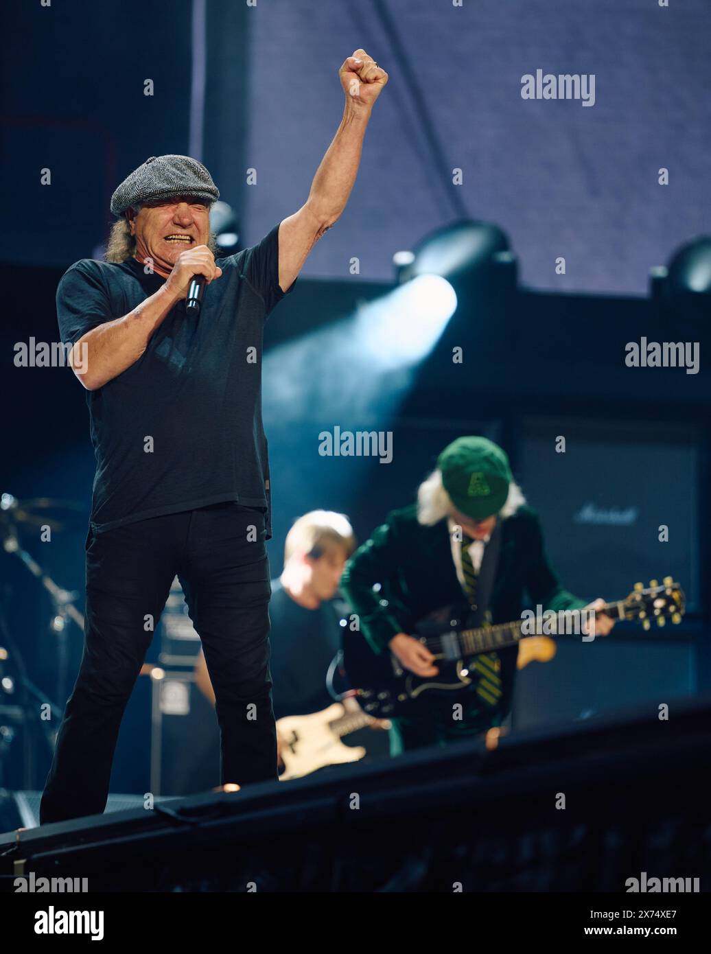 Gelsenkirchen, Allemagne. 17 mai 2024. Tour Power Up AC/DC - début de la tournée allemande, Veltins Arena. Le chanteur Brian Johnson et le guitariste Angus Young jouent sur scène. Crédit : Bernd Thissen/dpa/Alamy Live News Banque D'Images