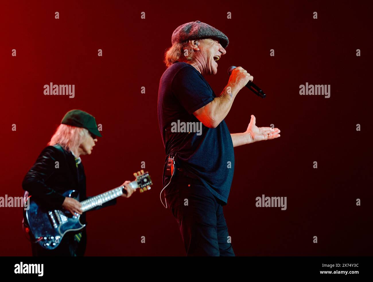 Gelsenkirchen, Allemagne. 17 mai 2024. Tour Power Up AC/DC - début de la tournée allemande, Veltins Arena. Brian Johnson (à gauche), chanteur, et Angus Young, guitariste principal, jouent sur scène. Crédit : Bernd Thissen/dpa/Alamy Live News Banque D'Images