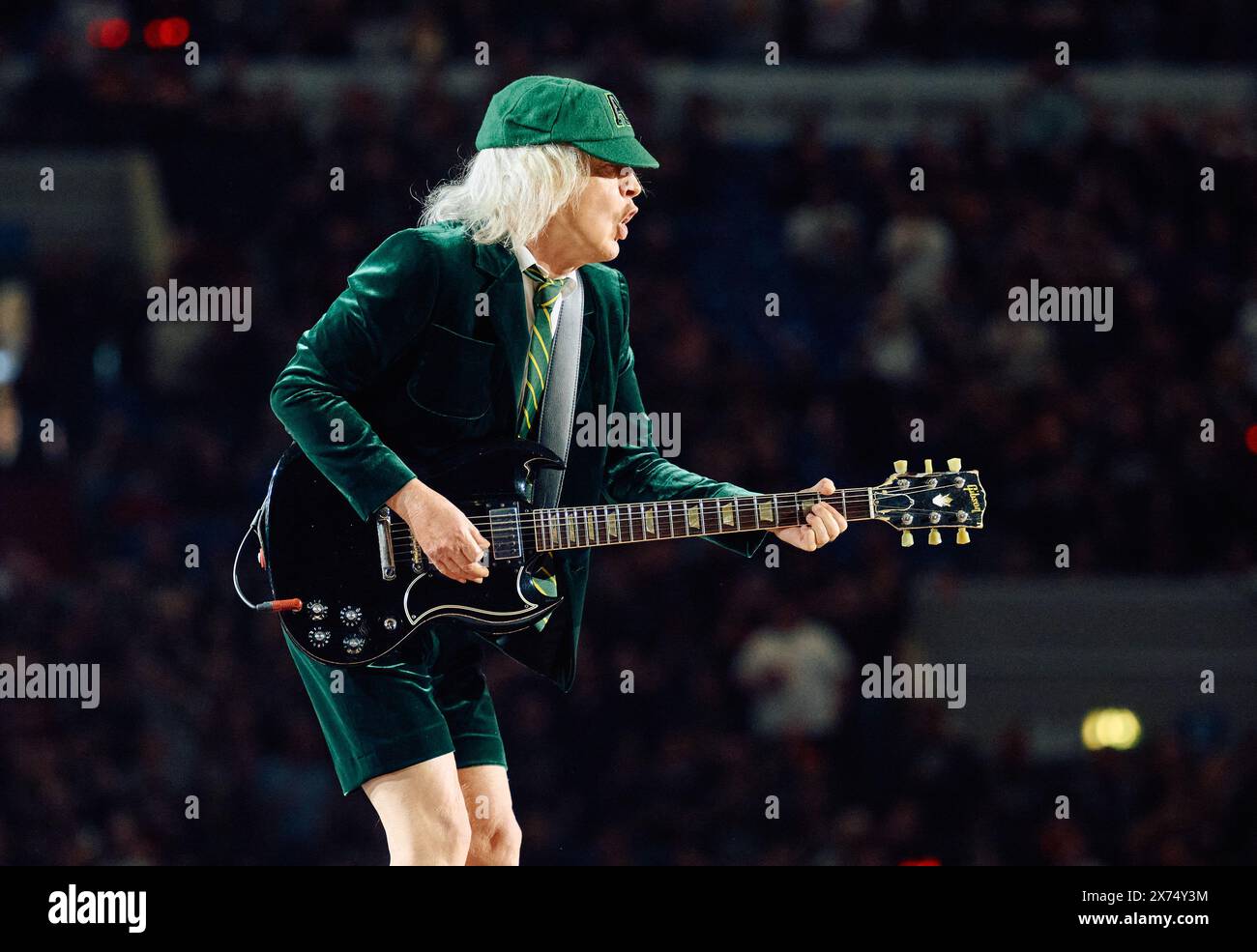 Gelsenkirchen, Allemagne. 17 mai 2024. Tour Power Up AC/DC - début de la tournée allemande, Veltins Arena. Angus Young, guitariste principal, joue sur la passerelle devant la scène. Crédit : Bernd Thissen/dpa/Alamy Live News Banque D'Images