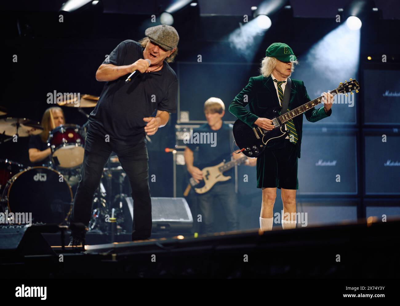Gelsenkirchen, Allemagne. 17 mai 2024. Tour Power Up AC/DC - début de la tournée allemande, Veltins Arena. Brian Johnson (à gauche), chanteur, et Angus Young, guitariste principal, jouent sur scène. Crédit : Bernd Thissen/dpa/Alamy Live News Banque D'Images