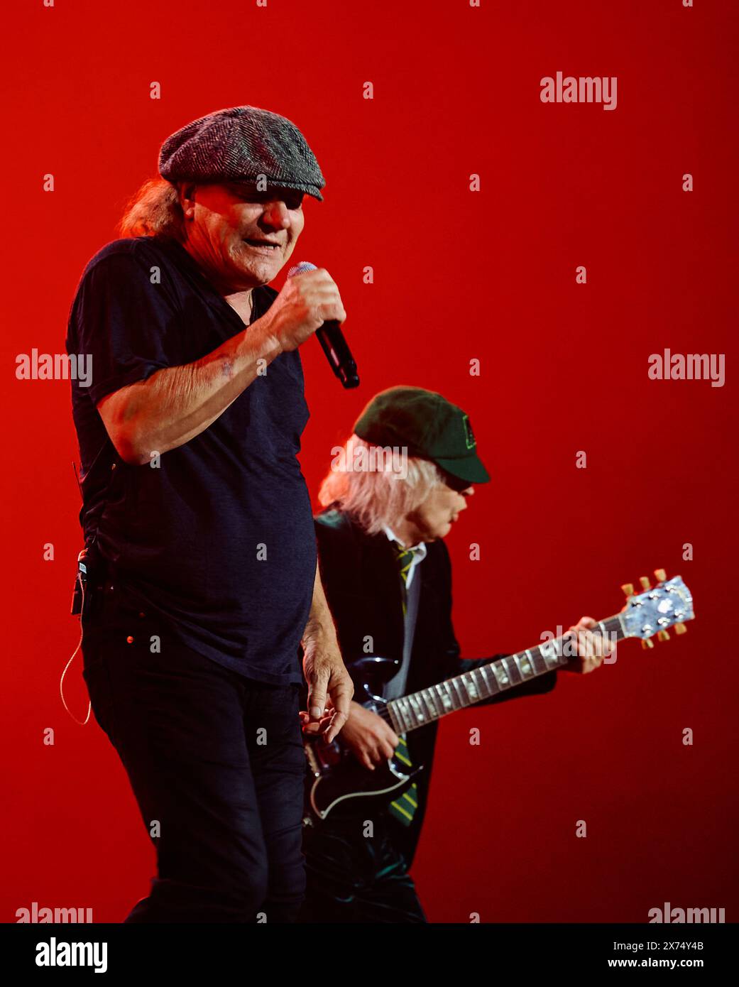 Gelsenkirchen, Allemagne. 17 mai 2024. Tour Power Up AC/DC - début de la tournée allemande, Veltins Arena. Brian Johnson (à gauche), chanteur, et Angus Young, guitariste principal, jouent sur scène. Crédit : Bernd Thissen/dpa/Alamy Live News Banque D'Images