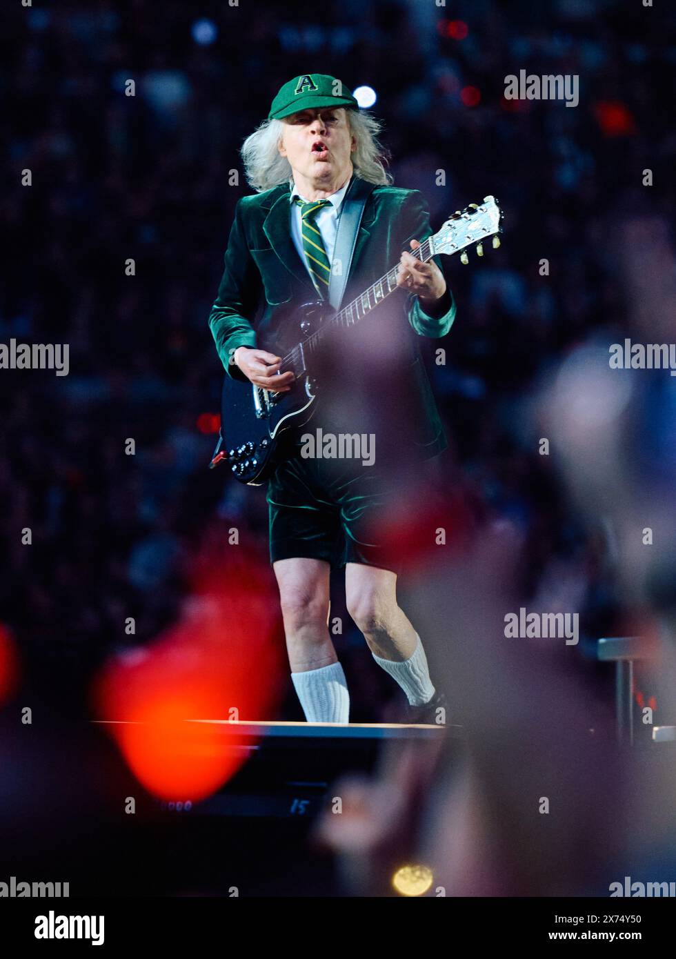 Gelsenkirchen, Allemagne. 17 mai 2024. Tour Power Up AC/DC - début de la tournée allemande, Veltins Arena. Angus Young, guitariste principal, joue sur la passerelle devant la scène. Crédit : Bernd Thissen/dpa/Alamy Live News Banque D'Images