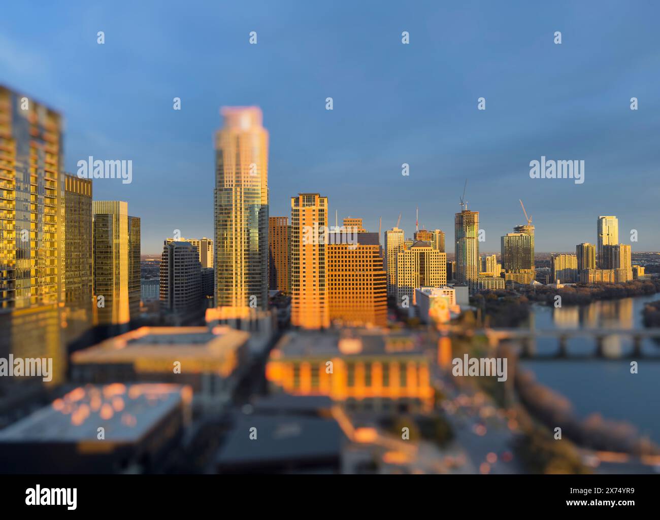 Effet miniature de l'horizon de la ville d'Austin Texas à l'est avec une nouvelle construction dans le Rainey Street District le long du lac Ladybird. Banque D'Images