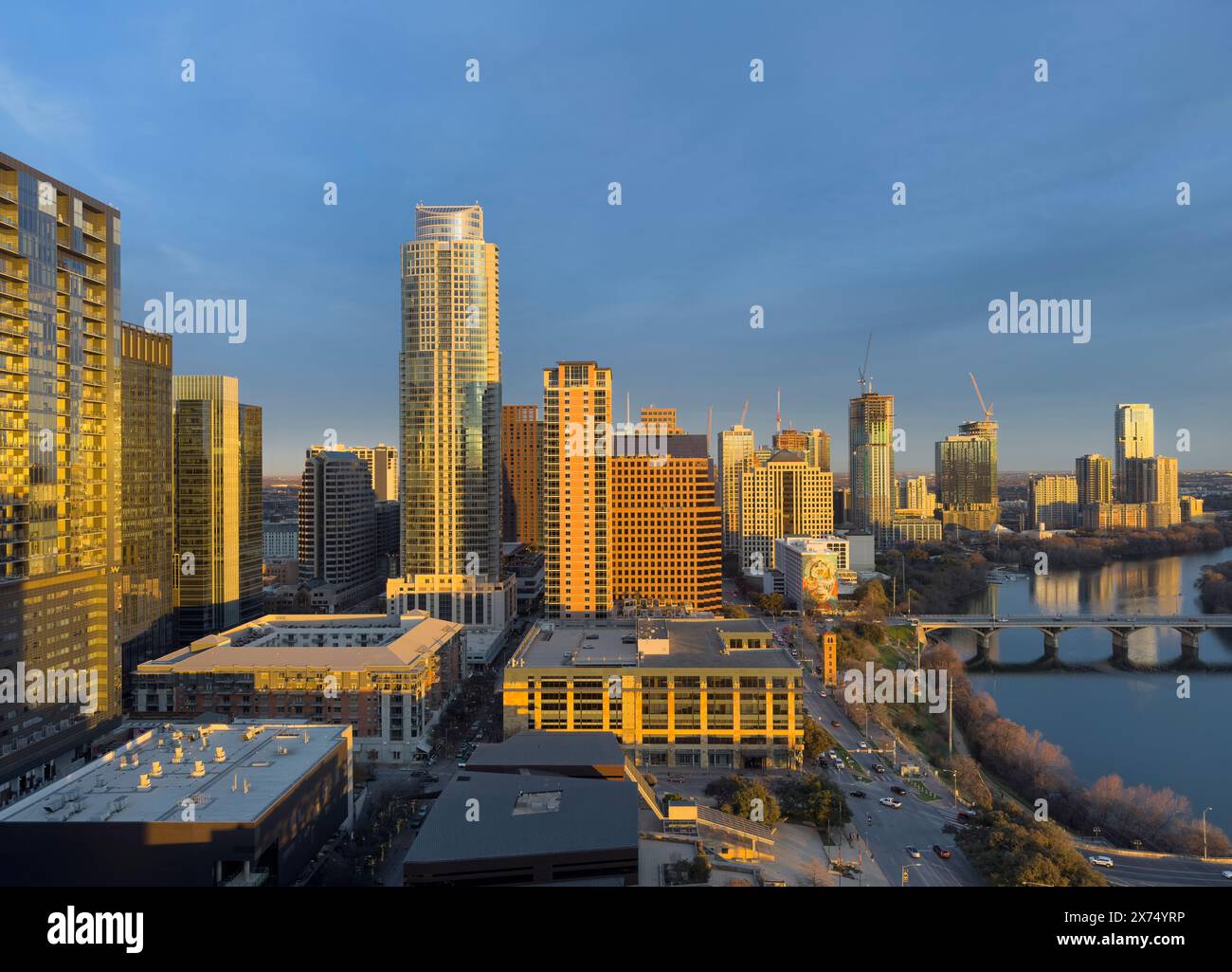 Austin Texas skyline à l'est avec une nouvelle construction dans Rainey Street District le long du lac Ladybird. Banque D'Images