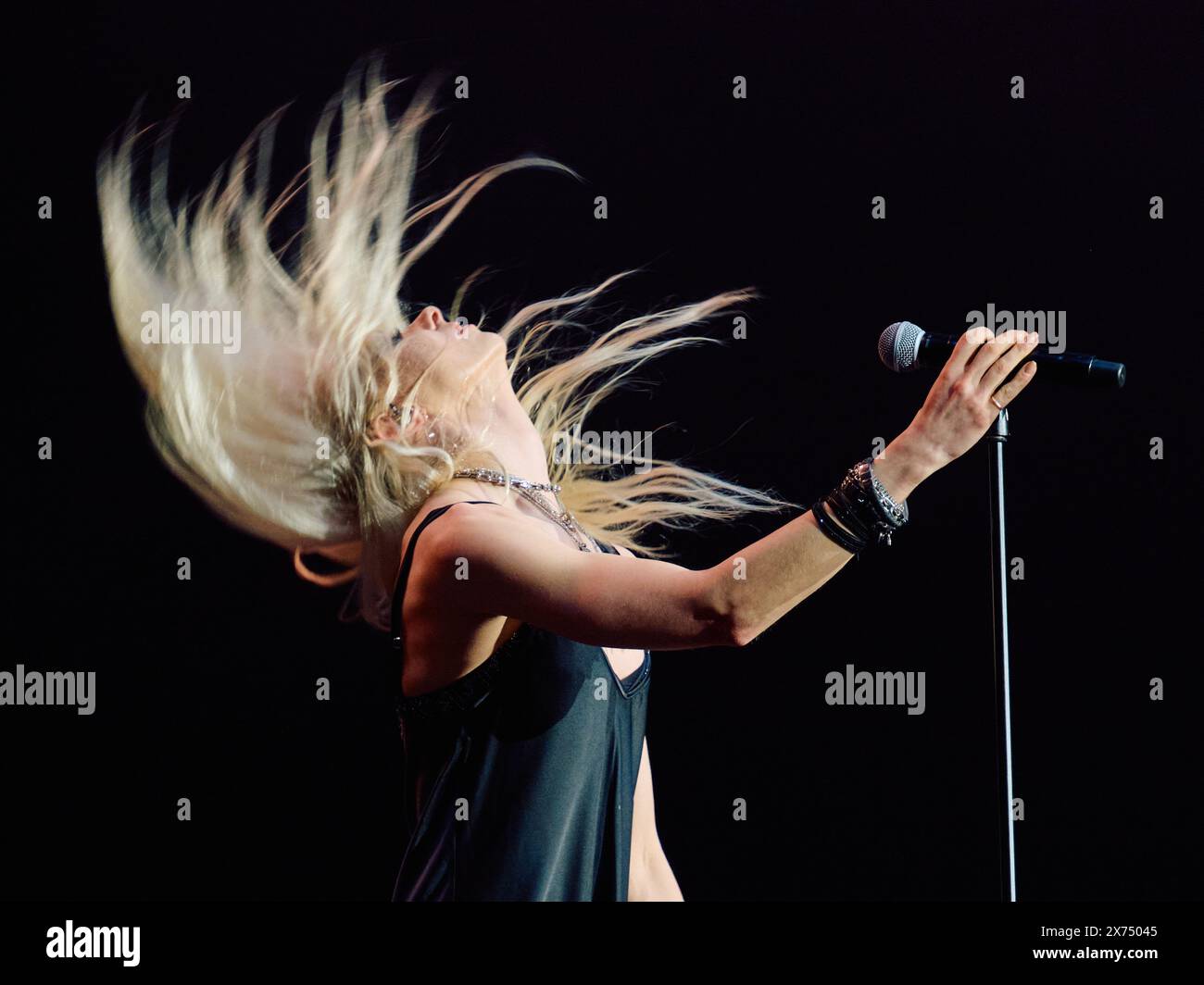 Gelsenkirchen, Allemagne. 17 mai 2024. Tour Power Up AC/DC - début de la tournée allemande, Veltins Arena. Taylor Momsen, chanteur, du groupe de soutien 'The Pretty Reckless'. Crédit : Bernd Thissen/dpa/Alamy Live News Banque D'Images