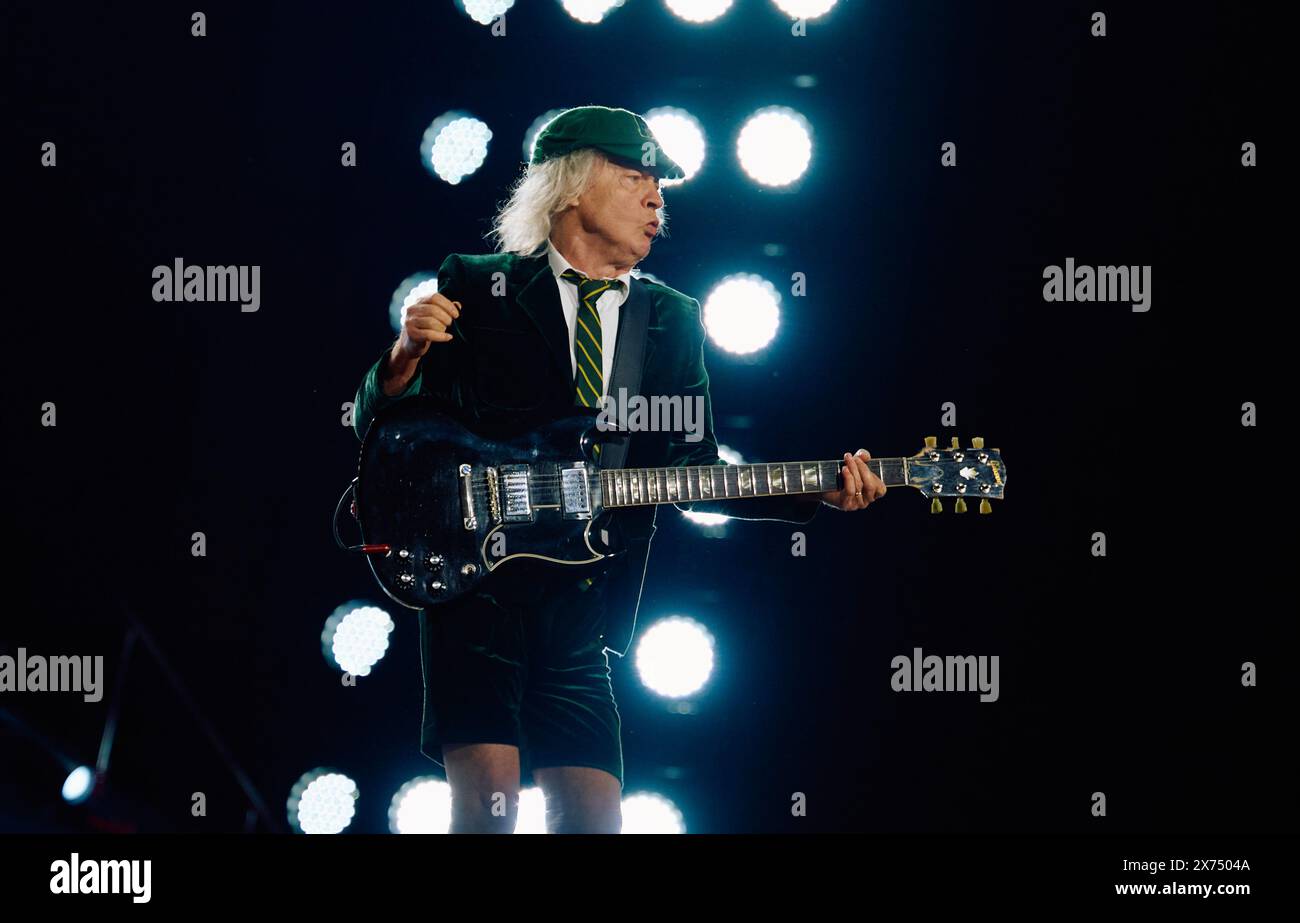 Gelsenkirchen, Allemagne. 17 mai 2024. Tour Power Up AC/DC - début de la tournée allemande, Veltins Arena. Angus Young, guitariste principal, joue sur la passerelle devant la scène. Crédit : Bernd Thissen/dpa/Alamy Live News Banque D'Images