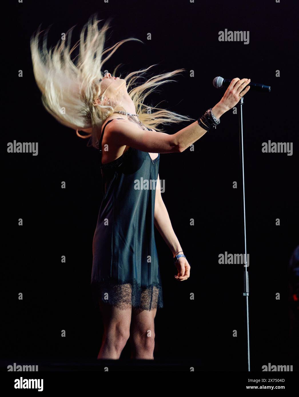 Gelsenkirchen, Allemagne. 17 mai 2024. Tour Power Up AC/DC - début de la tournée allemande, Veltins Arena. Taylor Momsen, chanteur, du groupe The Pretty Reckless. Crédit : Bernd Thissen/dpa/Alamy Live News Banque D'Images