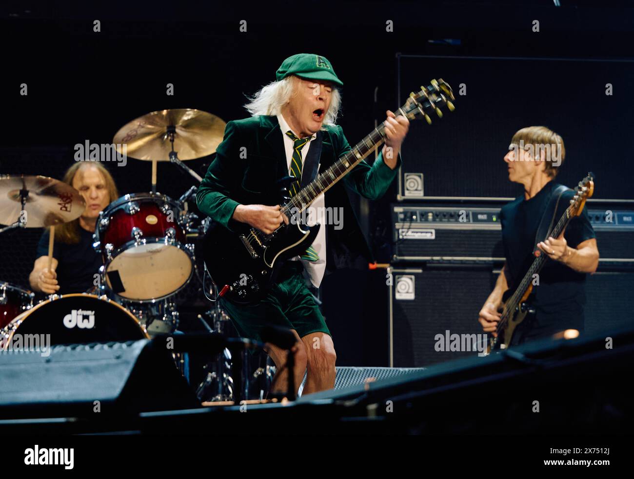Gelsenkirchen, Allemagne. 17 mai 2024. Tour Power Up AC/DC - début de la tournée allemande, Veltins Arena. Angus Young, guitariste principal, joue sur la passerelle devant la scène. Crédit : Bernd Thissen/dpa/Alamy Live News Banque D'Images