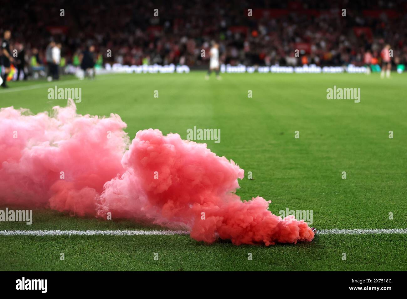 Une fusée est lancée sur le terrain après que Will Smallbone de Southampton (non représenté) ait marqué le premier but de son équipe lors du match de deuxième manche en demi-finale du Sky Bet Championship au St Mary's Stadium de Southampton. Date de la photo : vendredi 17 mai 2024. Banque D'Images