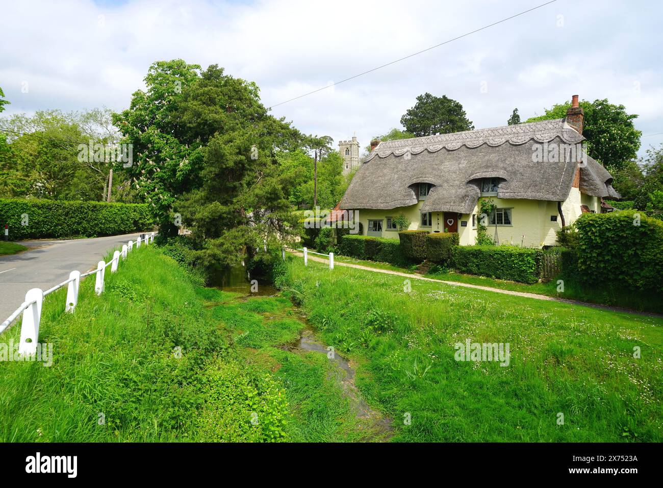Chalet au toit de chaume près du ruisseau à Arkesden Banque D'Images